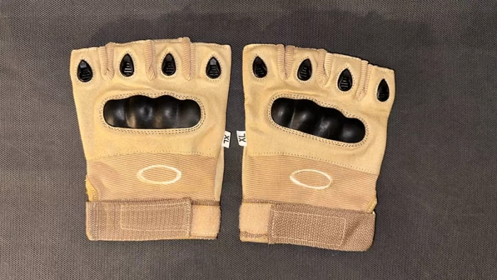 دستکش تاکتیکال اوکلی نیم پنجه