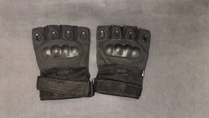 دستکش تاکتیکال اوکلی نیم انگشتی