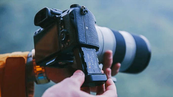 لنز دوربین یا باتری یدک