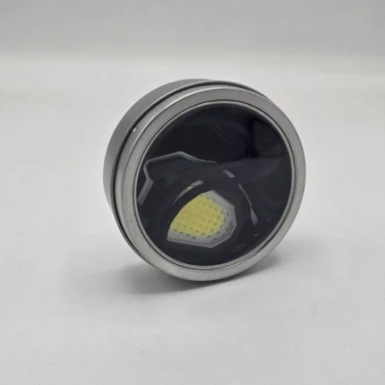 همراه با فندک اتمی، مگنت و بند نگهدارنده. نوردهی با کیفیت و زمان کارکرد ۲ ساعته. ایده‌آل برای سفر، کمپینگ و مواقع اضطراری.